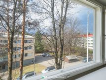 Ikkunoista on avarat näkymät mm. vastapäiseen puistoon.