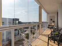 Koko huoneiston levyinen lasitettu parveke