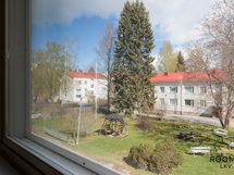 ...ikkunasta puistomainen avara näkymä pihaa
