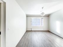 Kodin olohuone ja makuuhuone ovat todella tilavat ja valoisat! Näkymät ovat lounaaseen.