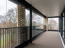 Suuri lasitettu parveke