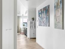 Käytävä erottaa makuuhuoneet olohuoneesta.