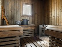 Tunnelmallinen ja tilava sauna, jossa tuuletusikkuna, tornikiuas ja upeasti suunniteltu valaistus!