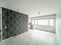 Ylimmän 3. kerroksen valoisa ja avara yksiö,  vehreällä sijainnilla, Pitkä- ja Lippajärven kupeessa.