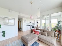Avokeittiö mahtuu hyvin ruokapöytä ja vihrehuone reunustaa keittiötä.
