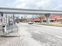 Myös bussit kulkevat vierestä.
