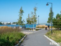 Jätkäsaaren ranta-alueita ja rantapaseo (Saukonpaaden puisto). Taustalla Lauttasaari.