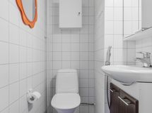 Erillinen wc 2. kerroksessa
