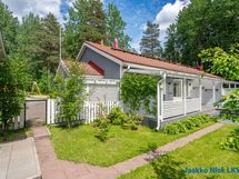 Pihalle on kulku myös portin kautta.