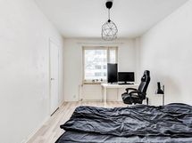 Makuuhuoneen yhteydessä vaatehuone
