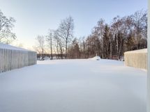 Takapiha on länteen. Maisemat ovat ihanan rauhaisat!