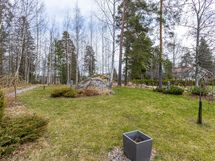 Näkymä terassin suunnasta piha-alueelle