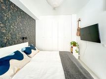 Makuuhuoneessa on runsaasti kaappitilaa.