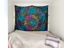 Alkoviin mahtuu 160cm x 200cm sänky.