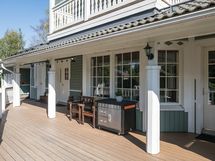 Upea aurinkoinen terassi