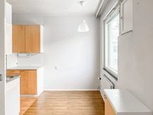 Kodissa on erillinen keittiö, jonka yhteyteen mahtuu ruokailuryhmä.