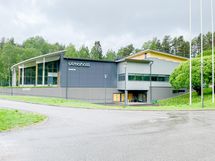 Uima- ja jäähalli kuntosaleineen ovat n. 3km päässä kotoa.