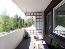 Parveke sijatsee talon päädyssä joten ei parvekenaapureita vieressä.