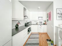 Keittiö varusteltu astianpesukoneella, työ- ja säilytystilaa on hyvin.