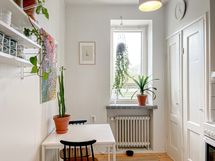 Keittiöön saa pienen ruokailuryhmän ja suuremman olohuoneen puolelle.