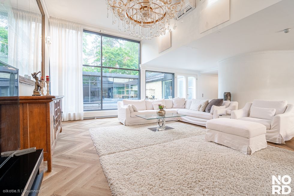 Huikean hieno olohuone, jossa huonekorkeus osittain lähes 4m.