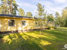 Julkisivu pihalle päin