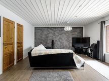 Olohuoneessa isot ikkunat pihalle