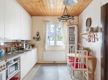 Keittiöön mahtuu pieni ruokapöytä