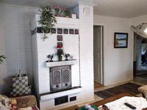 Olohuone, jossa takka.