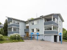 Vasemmalla keittiö, sitten makuuhuone, parveke ja makuuhuone