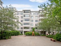 Viihtyisä piha lapsille.