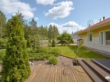 Tällä pihalla viihtyy niin lapset, kuin viherpeukalotkin.