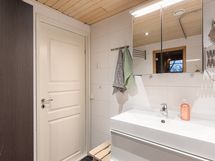 Yläkerran kylpyhuone