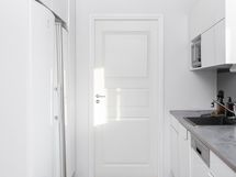 Keittiöstä on kulku kodinhoitohuoneeseen.