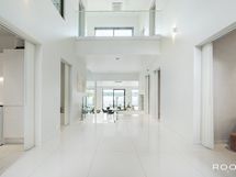 Pääsisäänkäynti aukeaa valoisana ja huikean avarana.