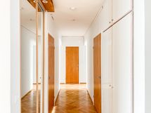 Käytävältä on kulku huoneisiin ja siellä on kaappitilaa