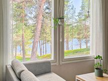 Olohuoneen ikkunasta kauniit maisemat Sevettijärveen