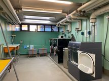 Pyykinpesu onnistuu myös pesutuvassa.