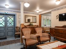 Päärakennuksen sisäänkäynti ja vastaanotto