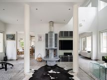 Näkymä olohuoneeseen erkkerin suunnasta katsottuna