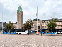 Rautatientori ja juna-asema noin 900 m päässä.