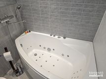 Poreamme yläkerran kylpyhuoneessa/ Bubbelbadkar i övre vån. badrum.