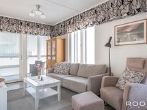 Avara oleskelutila tarjoaa mahdollisia monenlaisille sisustusratkaisuille.