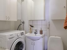 Alakerran wc, jossa pesukoneliitäntä