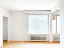 Ikkunat ovat lännen suuntaan.