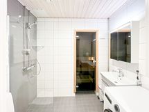 Kylpyhuone on hyvän kokoinen ja sinne mahtuu pesukone.