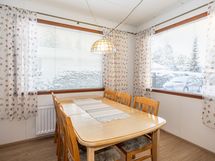 Keittiön perällä ruokailuhuone