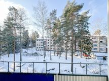 Parveke etelän suuntaan ja avarat rauhalliset näkymät talon pihalle.