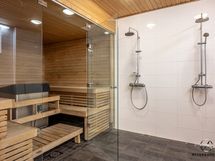 Taloyhtiön sauna kutsuu rentoutumaan.