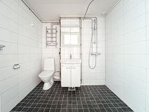 Kylpyhuoneeseen mahtuu täysilevyinen pyykinpesukone.